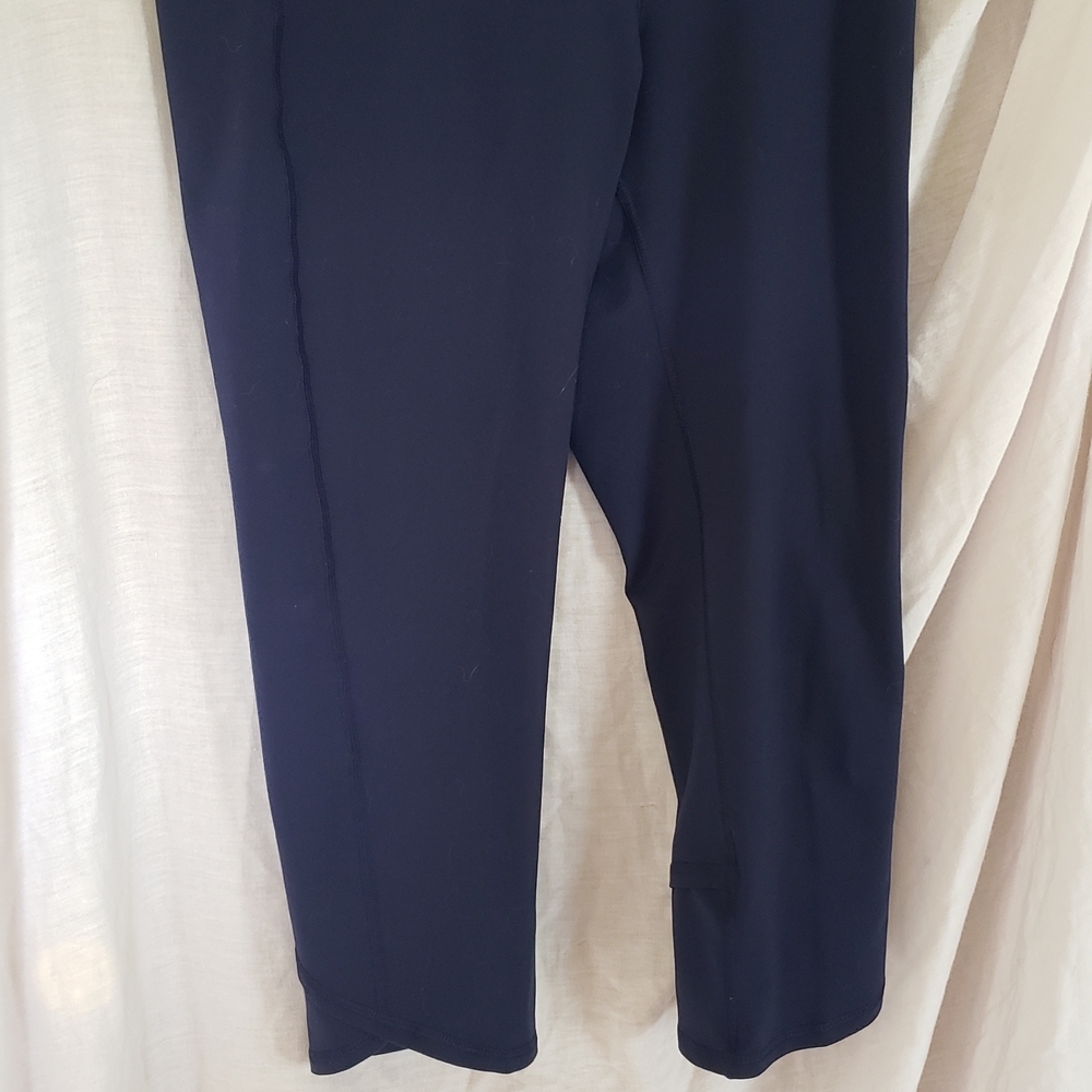 Old Navy Women's Navy Capris. Athletic‎ Wear. Large. Machine Wash.